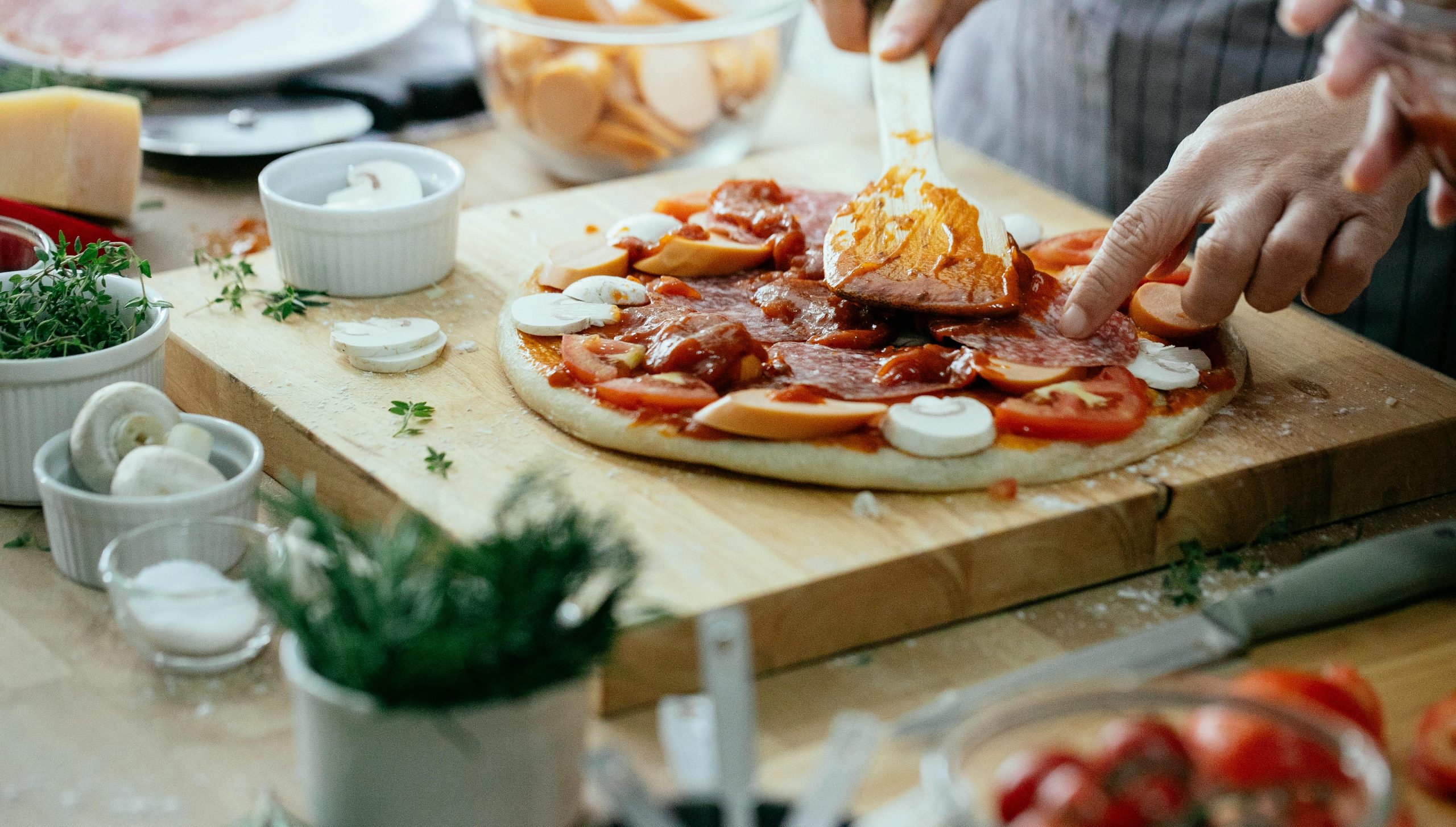 Pizza maison et vin orange : un accord surprenant à découvrir absolument